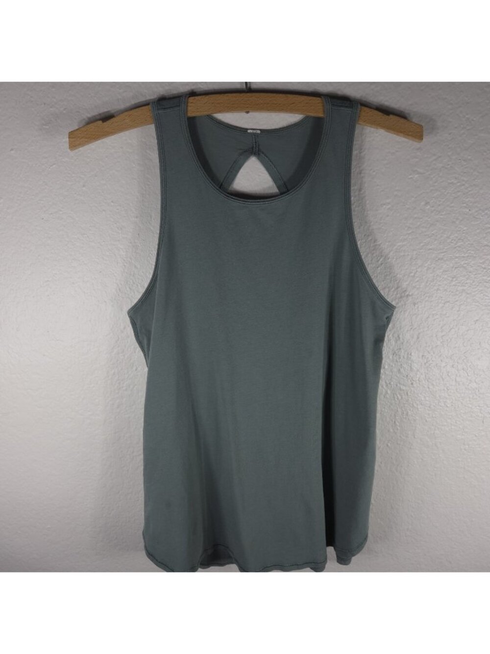 Lululemon Hit The Stride Tank Top Women’s Size 8 Juniper Color Athletic